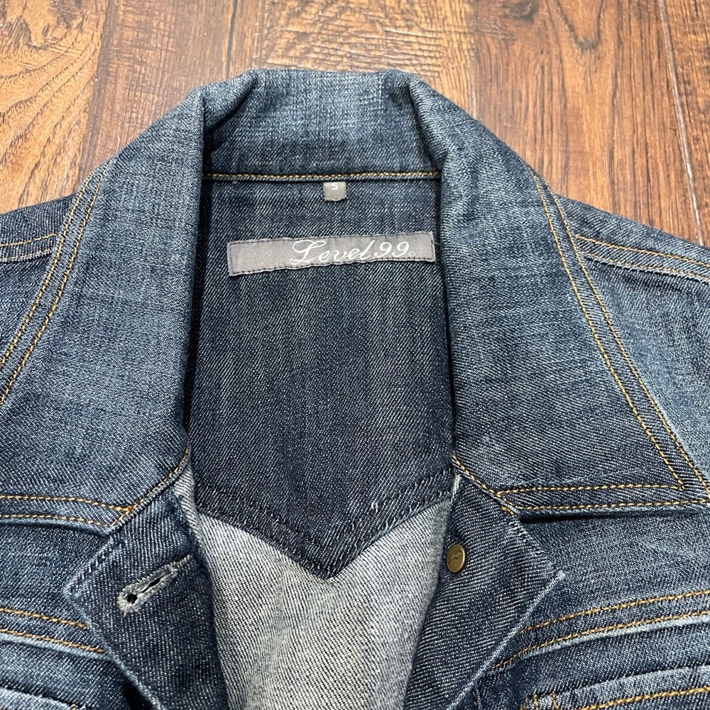 Level 99 Classic Blue Denim Jacket with Gold Buttons

NWOT- NEVER WORN 🩷 - Picture 3 of 3